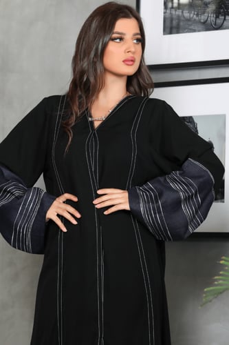 عباية بأكمام مطرزه باللون الرصاصي