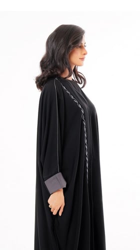 عباية سوداء بتطريز رمادي واكمام مثنيه