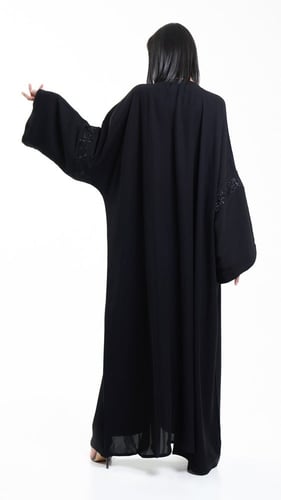 عباية بتطريز اسود من منتصف الاكمام