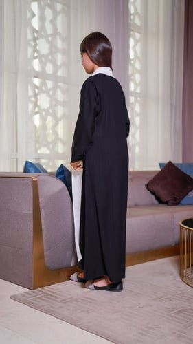 عباية بناتي سوداء ياقه بيضاء شيفون