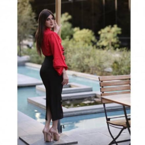 طقم بلوزة احمر وتنورة اسود مطرزه