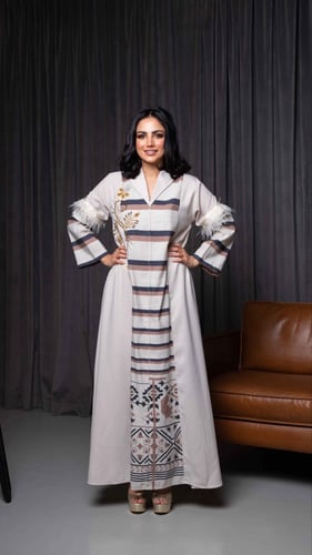 جلابية مطرزة مزينة باكمام ريش