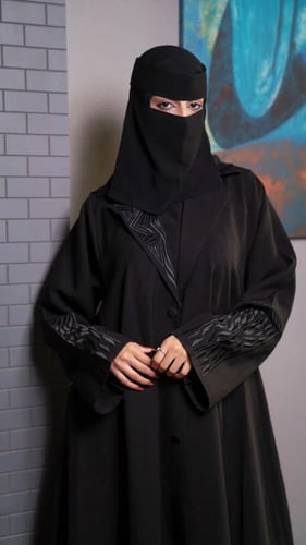 عباية سوداء بياقة رسمية مطرزة