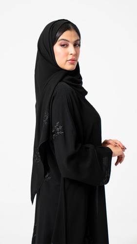 عباية بتطريز ورد أسود
