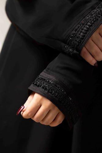 عباية رأس بشريط سميك مزين بكريستال