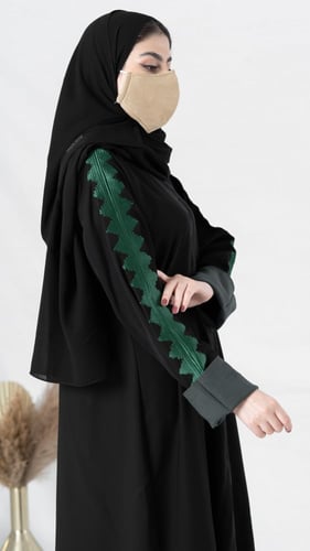 عباية مطرزة باللون الزيتي