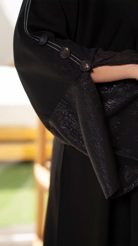 عباية باكمام لامعه مع الطرحة
