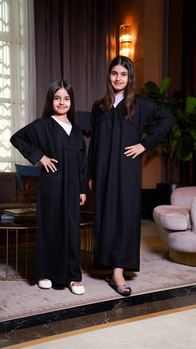 عباية بناتي ساده بخط فاصل ع الصدر