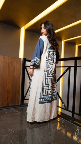 جلابية بلون كحلي وبيج مطرزة