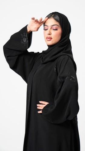 عباية بتطريز ورد أسود