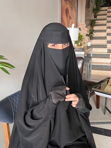 عباية راس بمعصم ساتر لليد