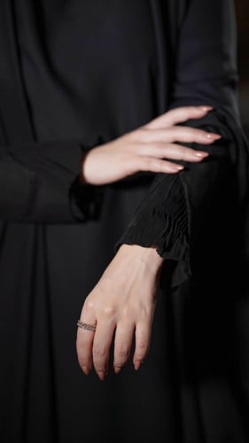 عباية رأس بأكمام مكسرة