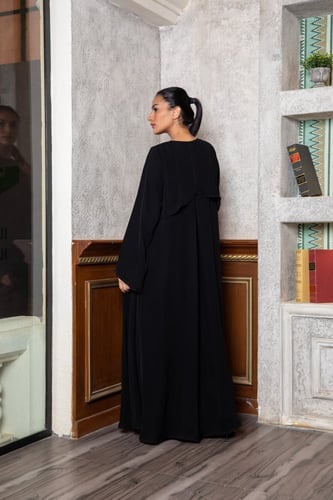 عبايه ناعمة بكسرة من الخلف