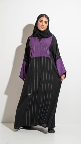 عباية بقصة صدر بنفسجي وخطوط بيضاء