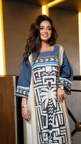 جلابية بلون كحلي وبيج مطرزة