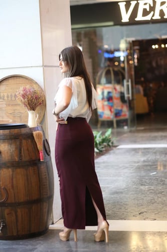 طقم بلوزة وتنورة عنابي مطرز