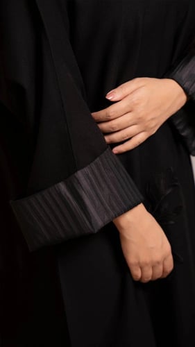 عباية بتطريز عريض من الاسفل