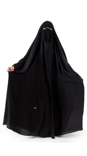 عباية راس مزينة بكرستال حول معصم اليد