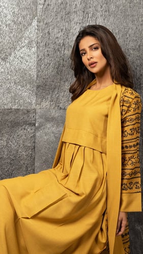 جلابية قطعتين مطرزة باسود