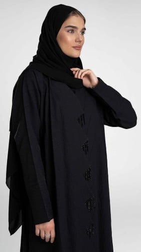 عباية بقصة مزينة بشك