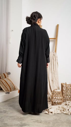 عباية بتقليمات طولية