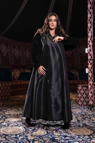 عباية شتوية بياقة رسميه واكمام قطيف