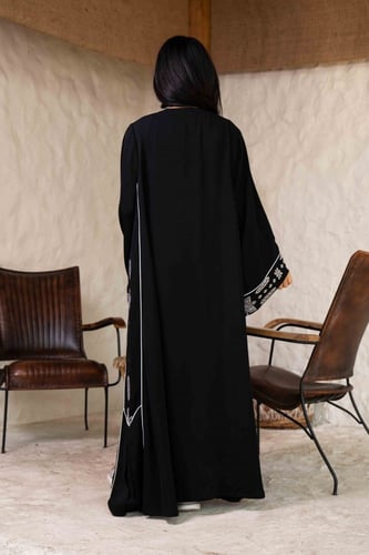 عباية اسود بتطريز ابيض
