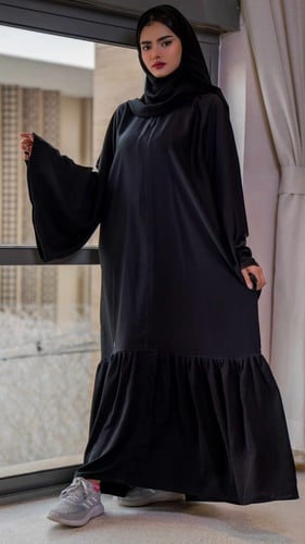 عبايه بكسرات ناعمه من الاسفل