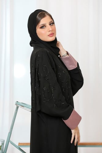 عباية مزينه بشك والاكمام باللون الوردي الغامق