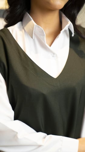 مريول متوسط زيتي شيال مع قميص