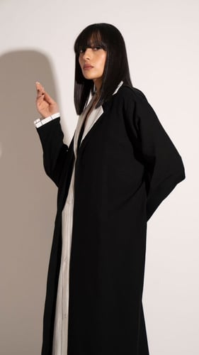 عباية رسميه بقطعة مشبوكه فيها مقلمه