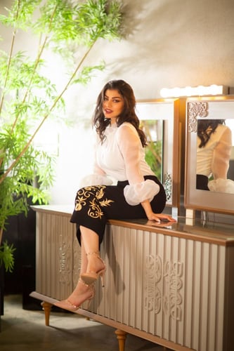 طقم بلوزة وتنورة مطرزة