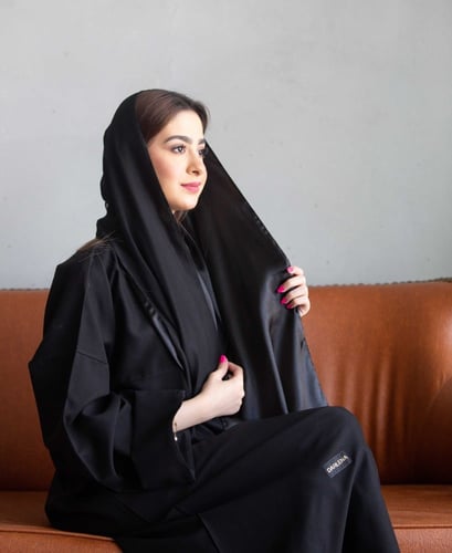 طرحة اسود مبطنه بحرير ساتان