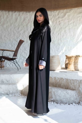 عباية سوداء رسمية بياقة وأزرة رمادي