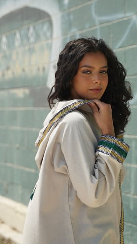 عبايه بيج بقبعة سدو