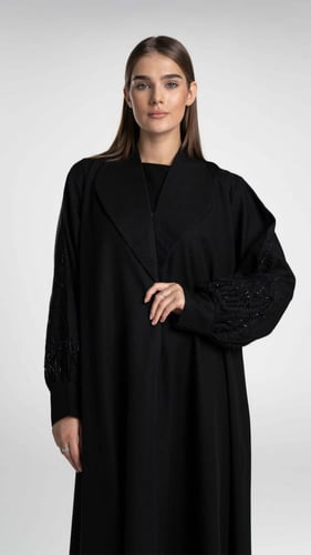 عباية سوداء بياقة وبأكمام مطرزة بشك