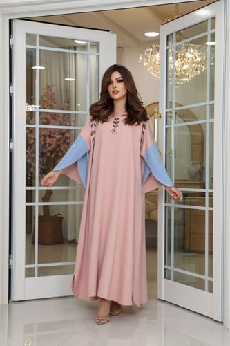 جلابية وردي بقبعة