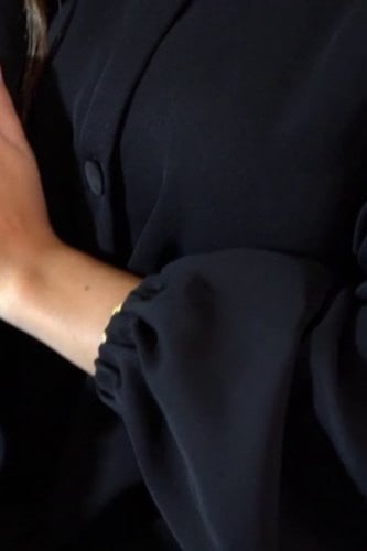 عبايه تقفل بأزرة قماش و كم مطاط