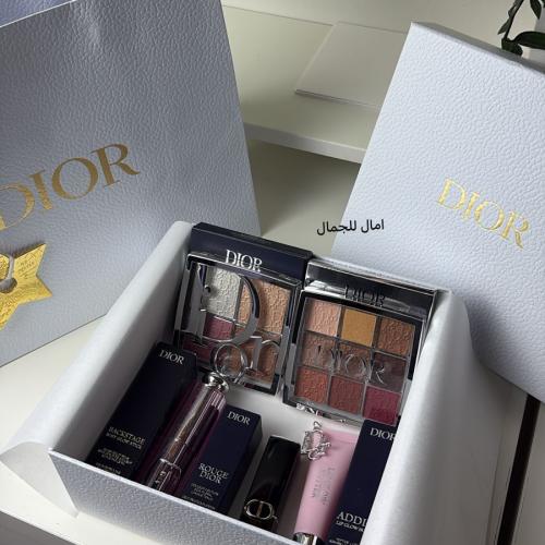 Box door with accessories