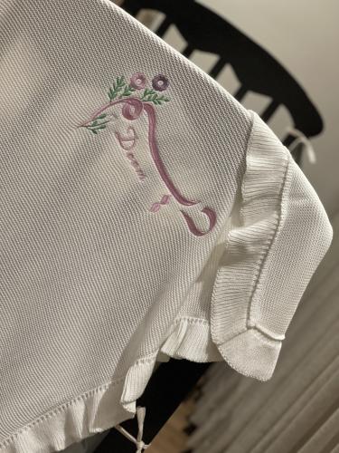 مفرش مواليد مع اطراف مموجه تطريز