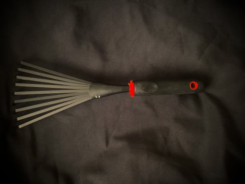 اداة لتنظيف سطح التربة من الشوائب و اوراق الشجر