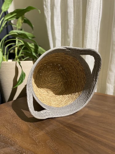 سلة مصنوعة من الخوص والحبال