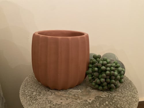 اصيص مصنوع من الخزف