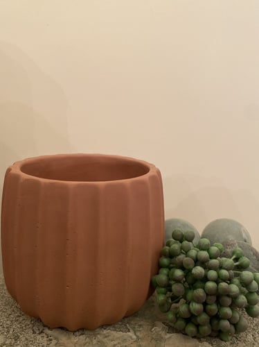 اصيص مصنوع من الخزف