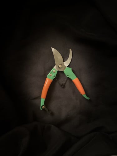 مقص تقليم الاغصان