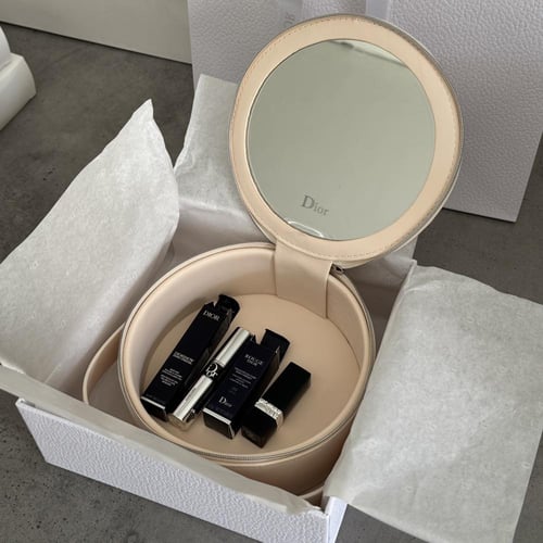 شنطة ديور مع روج ديور 1g + ماسكرا ديور 4g وكيس أصل...