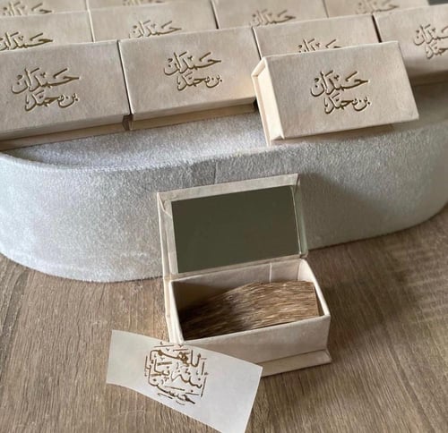 علب مخمل مع شريحة عود ڤيتنامي- 24 حبة