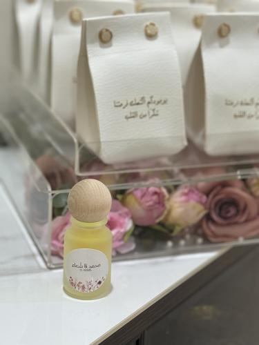 شنطة جلد بتعبئة عطر 30 مل - 12 حبة