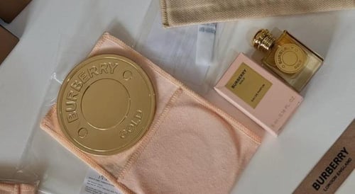 هدايا بربري يحتوي على ( مرايا وعطر 5ml) مع كيس وشر...