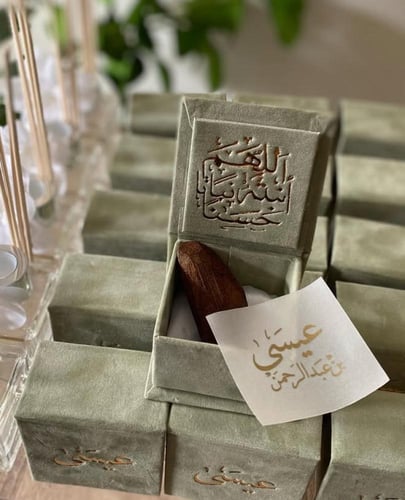 علبة مخمل مع كسرة عود - 24 حبة